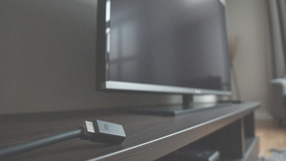 Jak uszkodzony kabel HDMI może przyczynić się do braku obrazu?