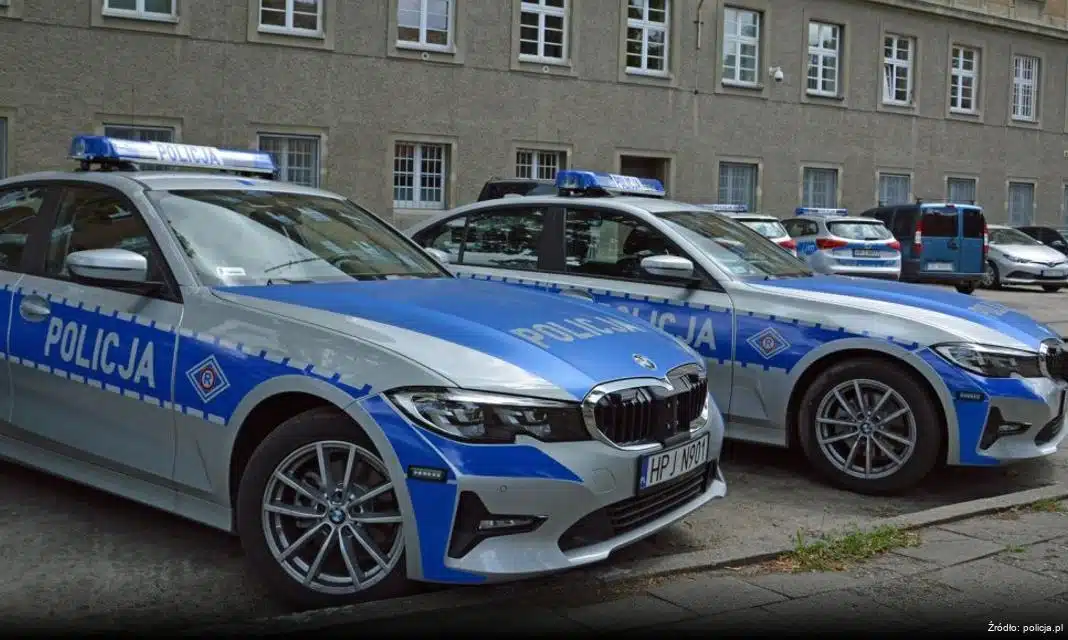 Policjanci ewakuują seniorkę z zagrożonego pożarem domu
